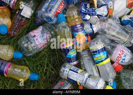 Déchets de déchets en plastique bouteilles de boisson en plastique vides à usage unique Londres Royaume-Uni HOMER SYKES Banque D'Images