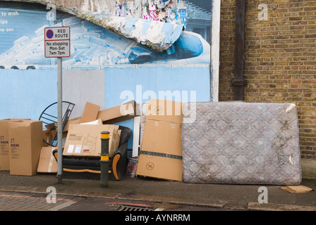 Mouche renversant les vieux meubles domestiques indésirables laissés dans une rue de banlieue sud de Londres, Angleterre des années 2008 2000 HOMER SYKES UK Banque D'Images