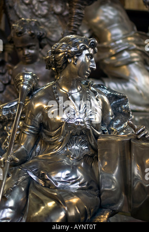 La figure d'argent d'une femme.tombe de saint Jean Népomucène. Prague, République Tchèque Banque D'Images