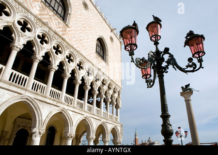 Lampe de rue sur la Piazza San Marco à côté du Palazzo Ducale avec San Giorgio Maggiore Campanile en arrière-plan Venise Italie Banque D'Images