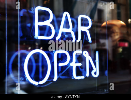 Neon bar open sign dans le West End de Londres Banque D'Images