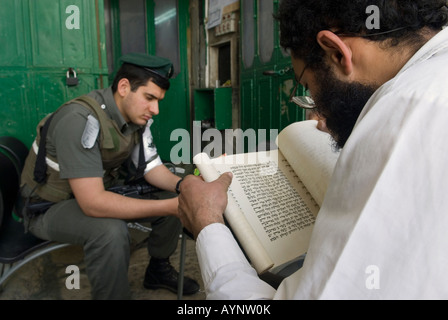 Juif religieux prier à l'intérieur de Cave ou le Tombeau des Patriarches, connu pour les juifs comme la caverne de Macpéla et aux musulmans en tant que sanctuaire d'Abraham, Hébron, Israël Banque D'Images