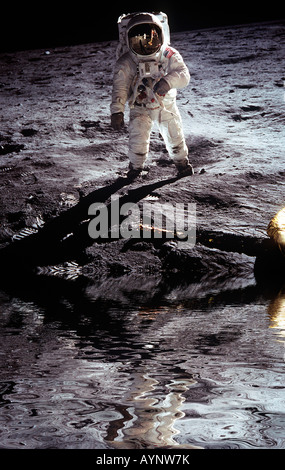 L'astronaute Neil Armstrong photographié sur l'alunissage d'Apollo 11 lune reflet dans l'eau altérées Banque D'Images