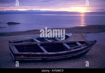 Le lever du soleil sur les bateaux de pêche sur les rives du lac Malawi - Nkhotakota Kota, le lac Malawi, Malawi Banque D'Images