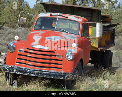 USA une Chevrolet 1946 dump truck dans un champ près de Terrebonne Banque D'Images