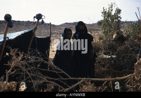 Touareg femmes dans le camp traditionnel, près de Kidal, Sahara Desert, Nord Mali, Afrique de l'Ouest Banque D'Images