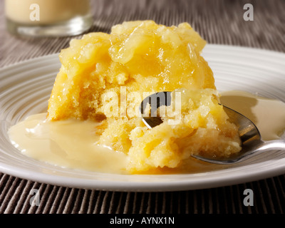 Pudding Eves et crème anglaise. Pudding britannique traditionnel. Banque D'Images