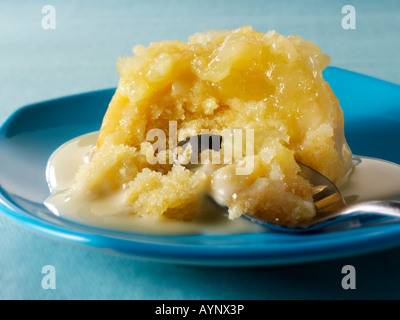 Pudding Eves et crème anglaise. Pudding britannique traditionnel. Banque D'Images