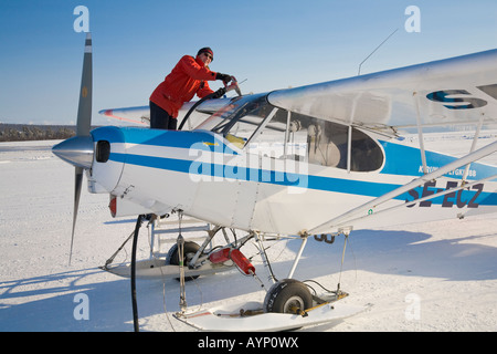 Olle pilote Norberg Piper PA18-150 son ravitaillement Super Club sur l'aéroport de Kiruna Banque D'Images