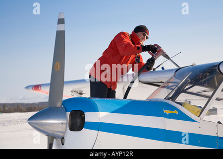 Olle pilote Norberg Piper PA18-150 son ravitaillement Super Club sur l'aéroport de Kiruna Banque D'Images