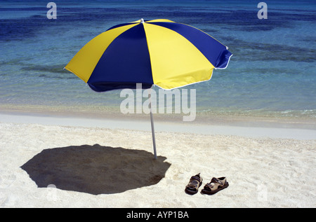 Parapluie sur une plage de sable Banque D'Images