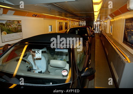 Voitures à l'intérieur de l'Euro Tunnel car shuttle Folkestone Kent angleterre Europe Banque D'Images