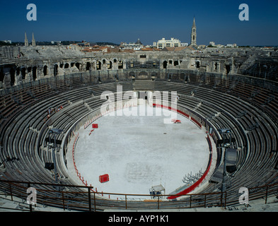 FRANCE Languedoc Roussillon Gard Vue sur arène centrale de l'amphithéâtre romain de Nîmes Banque D'Images