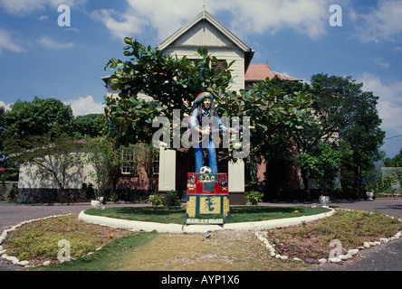 Antilles Caraïbes Jamaïque Kingston statue du musicien reggae rastafari Bob Marley en dehors du musée. Banque D'Images