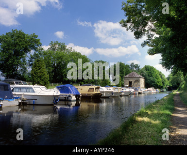 Divers bateaux de plaisance amarrés à Govilon Boat Club sur le canal de Brecon et Monmouth South Wales Banque D'Images