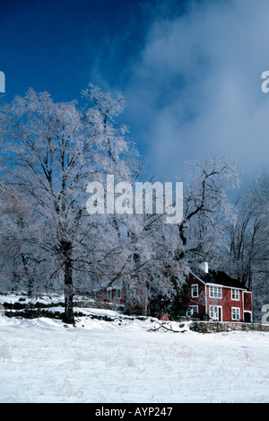 Maison de banlieue en paysage d'hiver Nouvelle Angleterre USA Banque D'Images