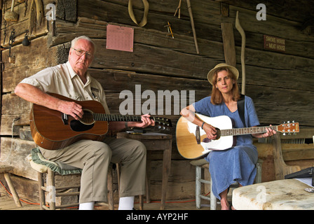 Musiciens dans le Museum of Appalachia près de Norris au Tennessee, USA Banque D'Images