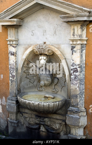 Fontaine romaine antique près de St Peters basilique Saint-Pierre de Rome Italie Banque D'Images