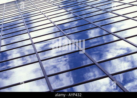 Immeuble de bureaux de verre et d'acier sous ciel bleu et nuages Banque D'Images