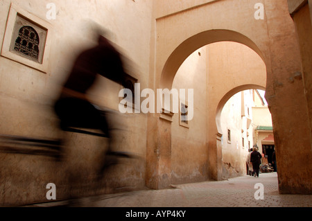 Les gens et les vélos dans la médina (vieille ville), Marrakech, Maroc Banque D'Images