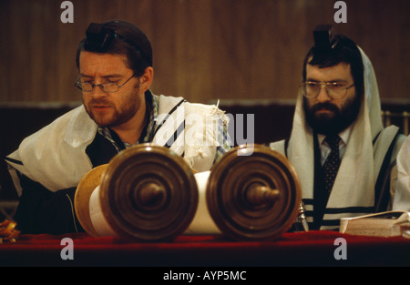 Angleterre Catford Religion Judaïsme deux rabbins disant Mincka prières en face de rouleaux de la Torah dans la Synagogue Banque D'Images