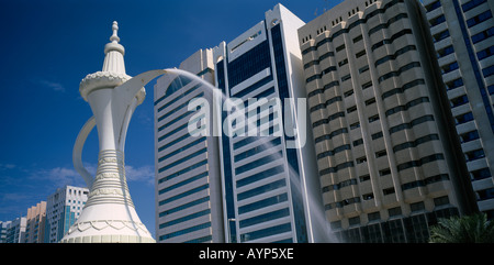 Émirats arabes unis Emirats Arabes Unis Middle East Gulf State centre-ville d'Abu Dhabi Al Ittihad Square Fontaine de dallah ou cafetière Banque D'Images