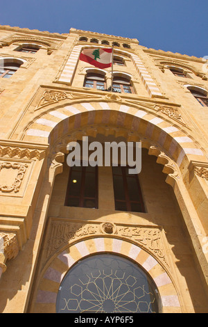 Drapeau libanais sur la municipalité immeuble en place d'Etoile, le centre-ville, Beyrouth, Liban Banque D'Images