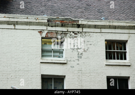 Des dommages à la façade de l'immeuble et la pénétration de l'eau et de fuites y compris l'affaissement ou de distorsion et de règlement des ouvertures de fenêtres Banque D'Images