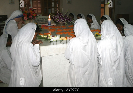 Moniales prier sur la tombe de Mère Teresa ( 1910 - 1997 ) , mère , Calcutta , l'ouest du Bengale , Inde Banque D'Images