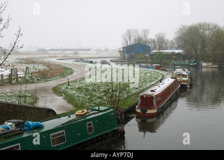 Houseboats dans la neige sur la rivière Lea au marais de Walthamstow Lee Valley Banque D'Images