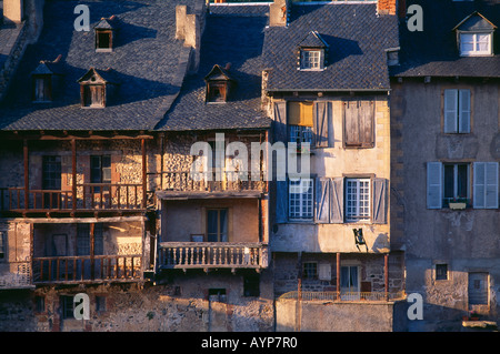 Vieilles maisons bordant la rivière à Espallion Vallée du Lot l'Aveyron Midi Pyrenees France Banque D'Images