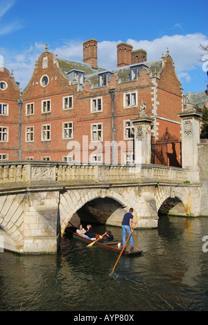 Barques sur la rivière Cam, St John's College, Cambridge, Cambridgeshire, Angleterre, Royaume-Uni Banque D'Images