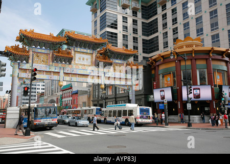 Low angle view of a gate, l'Amitié Archway, Chinatown, Washington DC, USA Banque D'Images