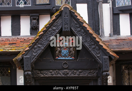 Détail du porche avec armoiries sur la vieille maison Hereford Herefordshire Angleterre UK UE datant de 1621 dans le centre-ville Banque D'Images