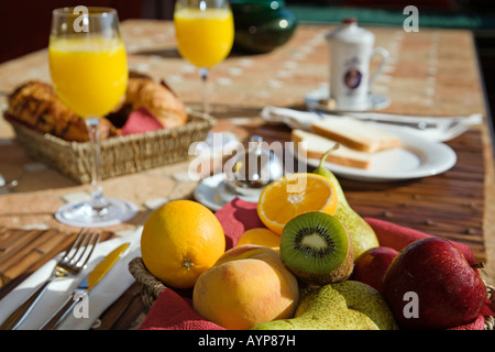 Le petit-déjeuner sur une terrasse dans un club de golf estepona malaga andalousie espagne sun coast Banque D'Images