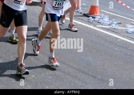 Jambes et bouteilles d'eau (détail), Flora London Marathon 2007, Londres, Angleterre, Royaume-Uni Banque D'Images