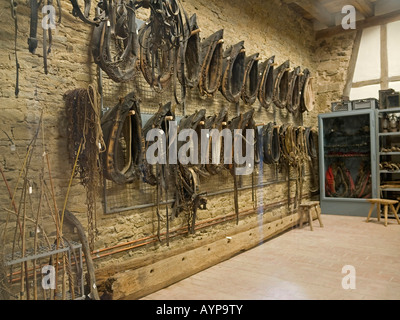 La chape du faisceau de rangées de vieux jougs pour l'accrocher sur le mur d'une grange dans le musée en plein air de Franconie Banque D'Images