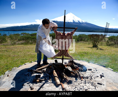 Chef de l'agneau rôti Lac Llanquihue Chili PARUTION MODÈLE Banque D'Images