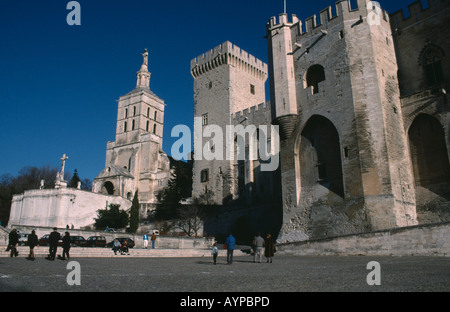 FRANCE Provence Côte d'Azur Vaucluse Avignon Palais des Papes papes par Cathédrale Notre Dame des Doms avec visites de touristes Banque D'Images