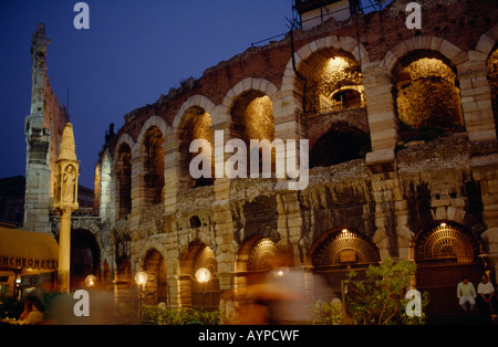 Italie Vénétie Vérone Piazza Bra Teatro Romano façade extérieure de l'amphithéâtre romain en ruine illuminée la nuit Banque D'Images