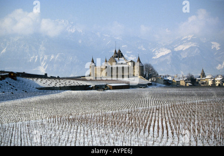 Une vue sur les Alpes Suisses en hiver et les vignobles et d'un grand ancien château près de la ville de Sion Banque D'Images