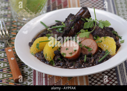 Brésilien feijoada ragoût de haricots noirs avec caipirinha sur fond de couleur Banque D'Images