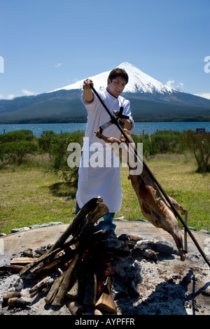 Chef de l'agneau rôti le Lac Llanquihue et le volcan Osorno Chili Banque D'Images