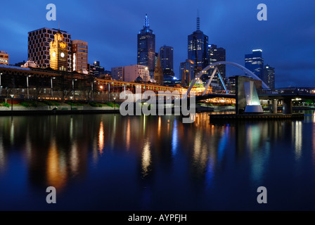 Front de mer sur la rivière Yarra Melbourne, Australie Banque D'Images