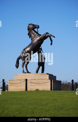 Newmarket millénaire Statue étalon à l'entrée de la ville, à Newmarket, Suffolk, Angleterre, Royaume-Uni Banque D'Images