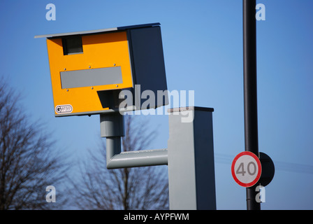 Caméra de vitesse à 30 mi/h sur l'entrée de la ville de zone, Newmarket, Suffolk, Angleterre, Royaume-Uni Banque D'Images