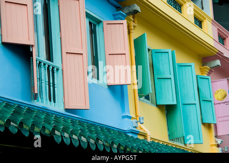 Lumineux colorés sur la construction de volets à Boat Quay Singapore Banque D'Images
