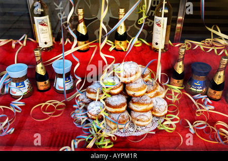 Jelly donuts, les produits de boulangerie sur l'affichage à une boulangerie, quartier de Maxvorstadt, à Munich, Bavière, Allemagne Banque D'Images