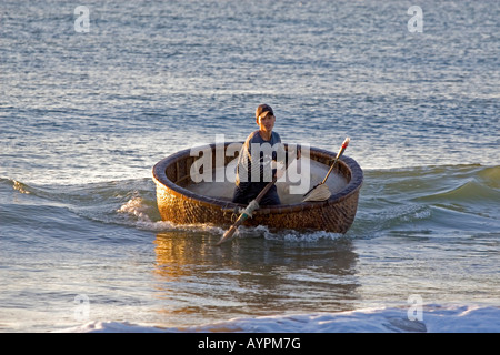 Pêcheur vietnamien dans son panier voile sur la plage de Mui Ne, Vietnam, Asie du Sud, Asie Banque D'Images