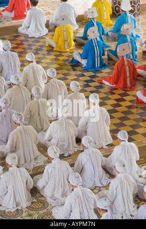 Les membres de la secte Cao Dai prier, Tay Ninh, Vietnam, Asie Banque D'Images